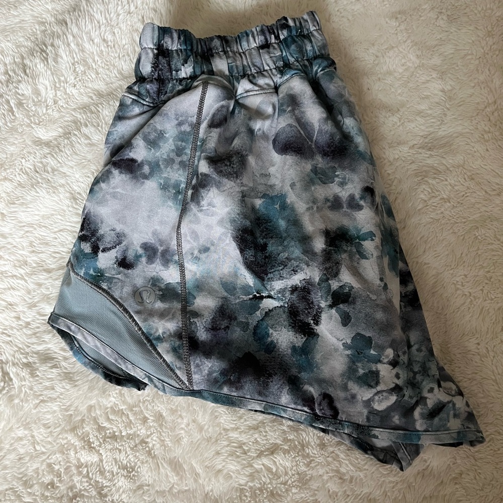 Lululemon hottie hot 2.5” shorts